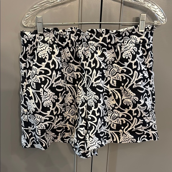 LOFT Pants - Loft Linen Blend Black and White Floral Paper Bag Shorts Size medium